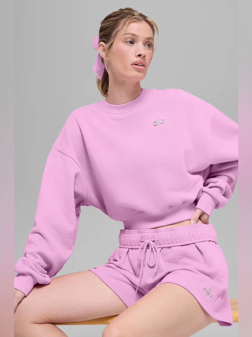 ALO YOGA | ✨NEW✨ Cropped Accolade Crewneck in Candy Heart Pink